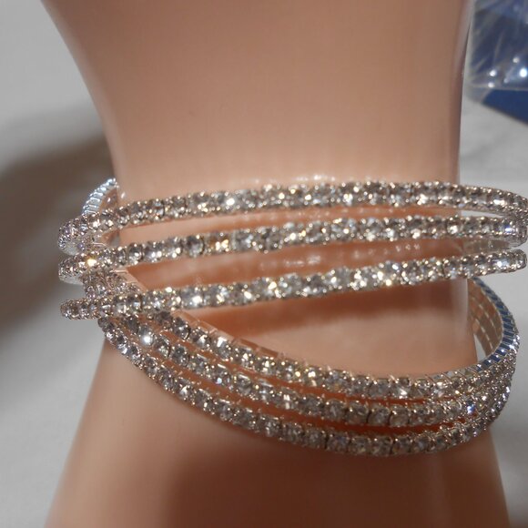 NEW GORGEOUS CLEAR RHINESTONE BANGLE BRACELET ON SILVER BAND IN BLUE JEWELRY BOX - Picture 3 of 9